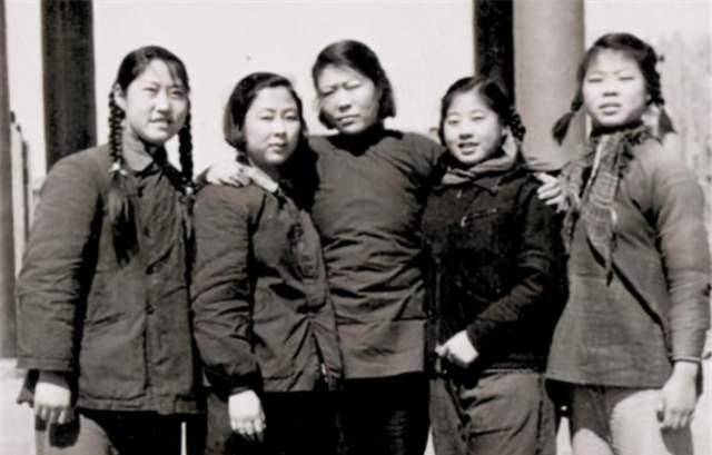 她2岁丧父，11岁“嫁给”表哥，30岁被印在人民币上，活到90岁