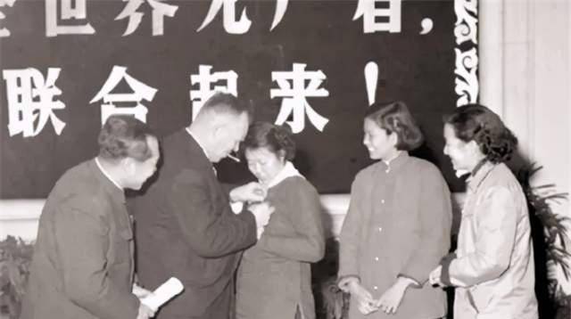 她2岁丧父，11岁“嫁给”表哥，30岁被印在人民币上，活到90岁