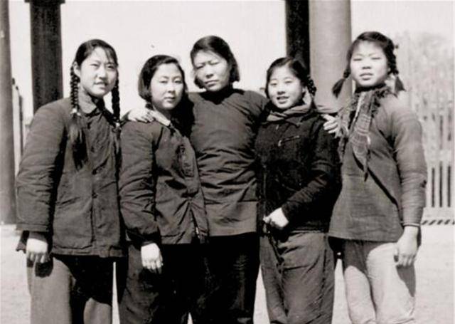 她2岁失去父亲，11岁“嫁”表哥，30岁被印在人民币上，活到90岁