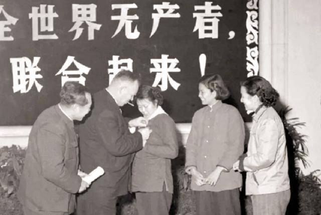 她2岁丧父，11岁“嫁”表哥，30岁被印在壹元人民币上，高寿90岁