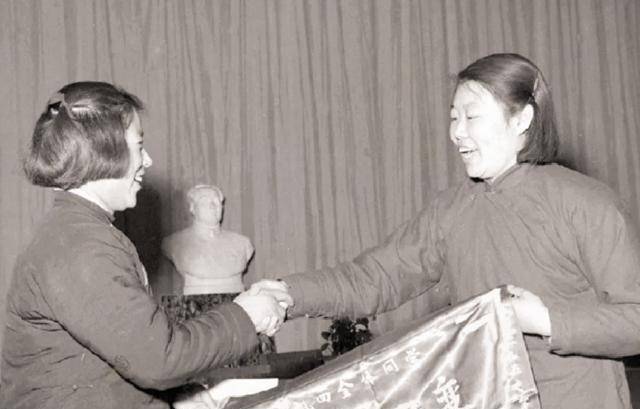 她2岁丧父，11岁“嫁”表哥，30岁被印在壹元人民币上，高寿90岁
