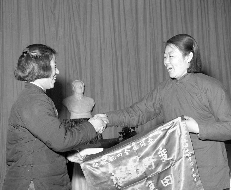 她11岁嫁表哥，因长相漂亮被印人民币上，高寿90岁，一生传奇