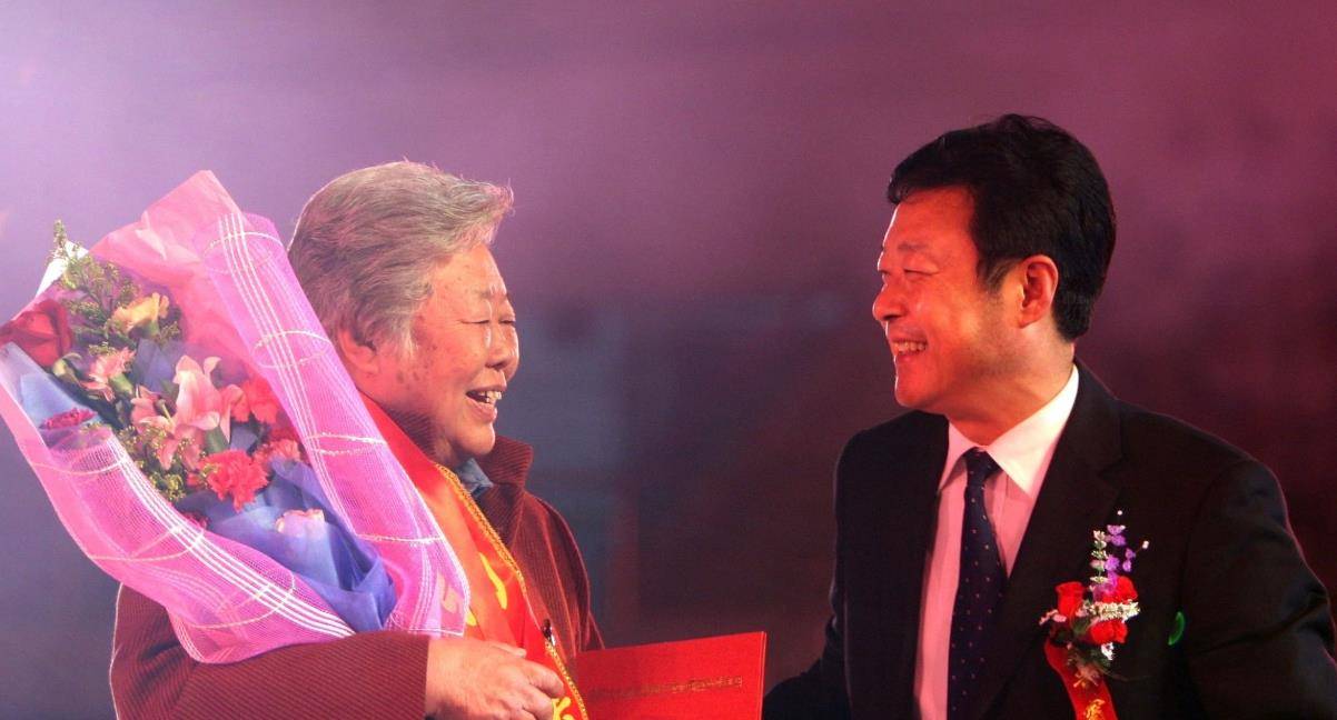 她11岁嫁表哥，因长相漂亮被印人民币上，高寿90岁，一生传奇