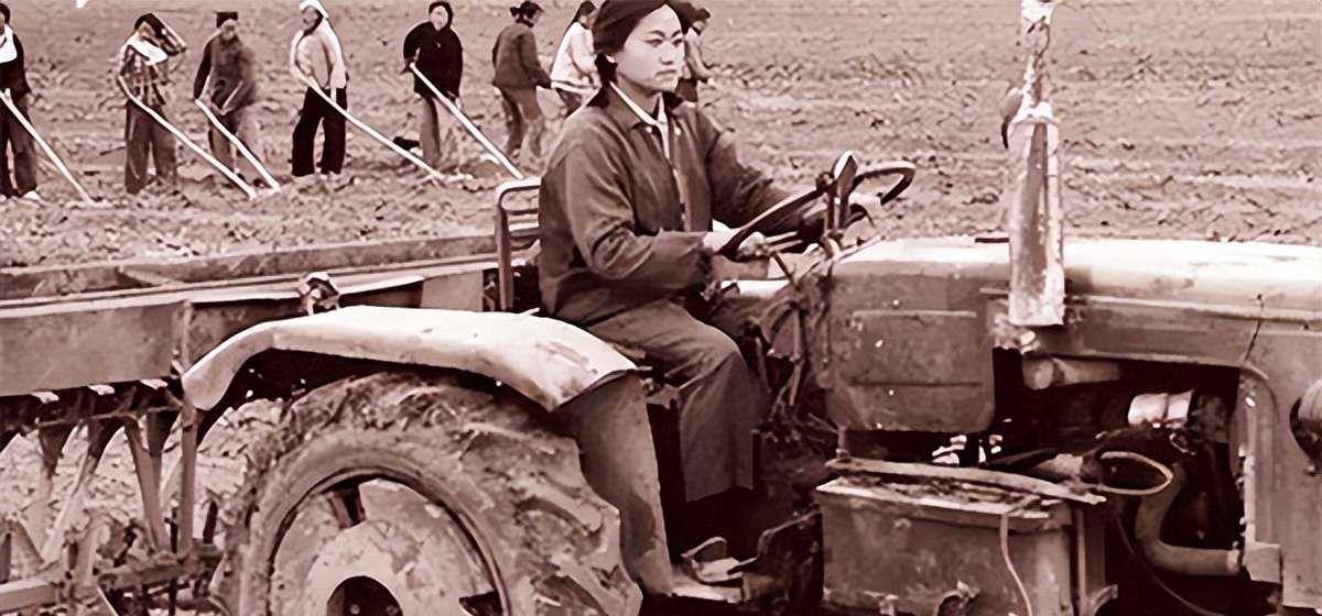 纪实：拖拉机手梁军：11岁嫁表哥，长相漂亮印人民币上，高寿90岁