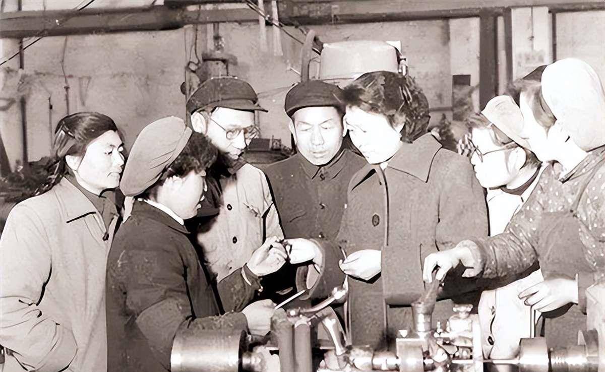 纪实：拖拉机手梁军：11岁嫁表哥，长相漂亮印人民币上，高寿90岁
