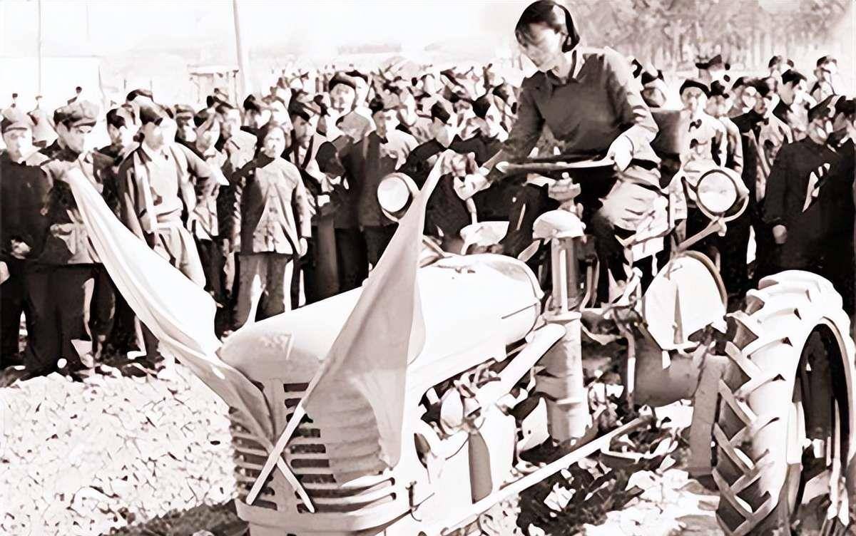 纪实：拖拉机手梁军：11岁嫁表哥，长相漂亮印人民币上，高寿90岁