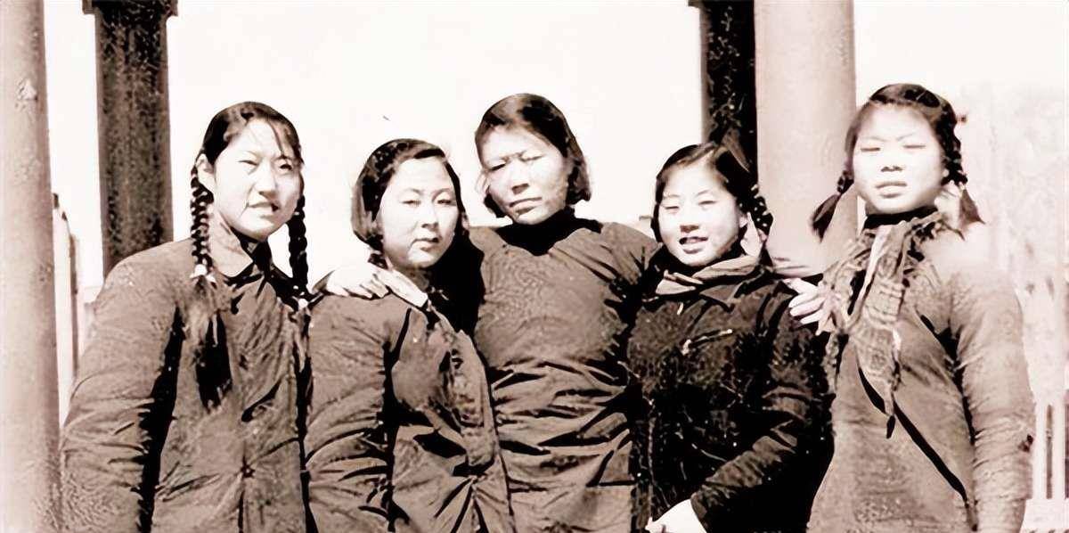 纪实：拖拉机手梁军：11岁嫁表哥，长相漂亮印人民币上，高寿90岁
