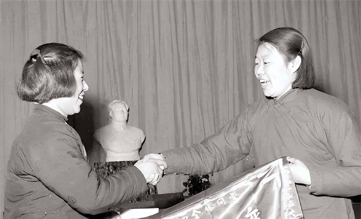 纪实：拖拉机手梁军：11岁嫁表哥，长相漂亮印人民币上，高寿90岁