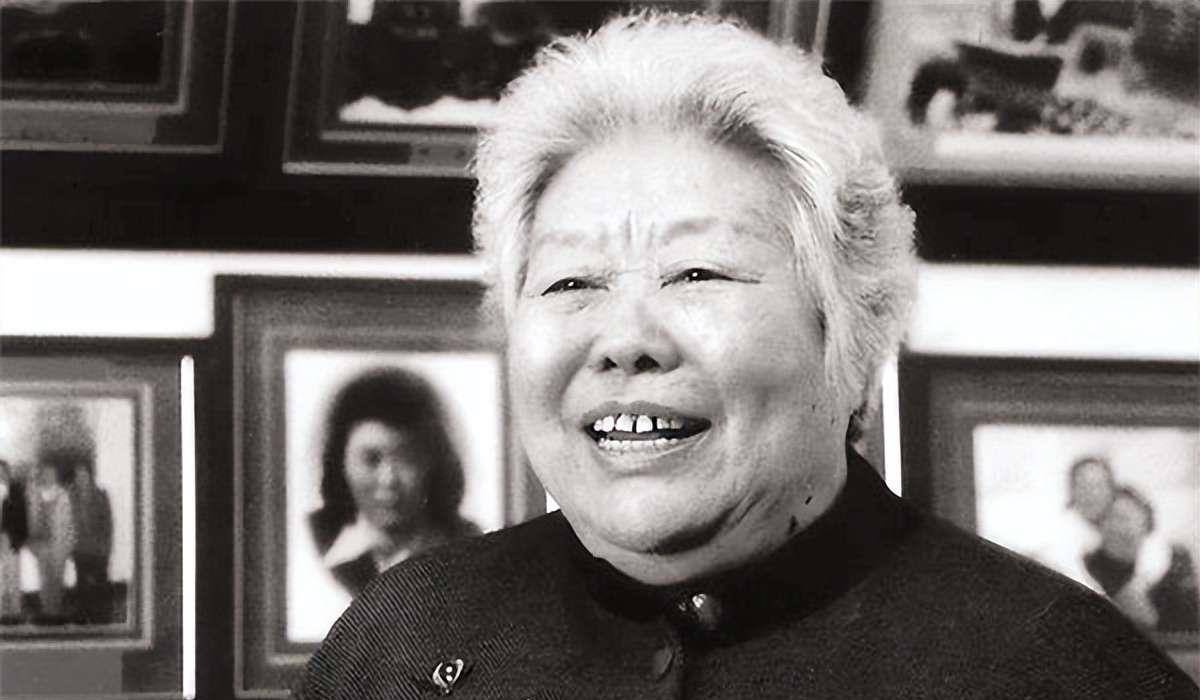 纪实：拖拉机手梁军：11岁嫁表哥，长相漂亮印人民币上，高寿90岁