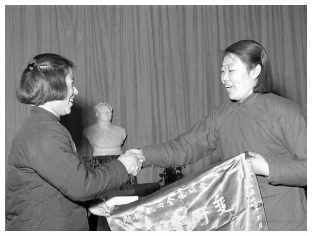 黑龙江女孩梁军：11岁嫁表哥，因能力出众被印人民币上，高寿90岁