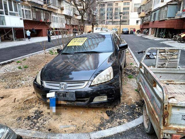 烟台一轿车停放小区绿化带一年多 居委会：车主在外地