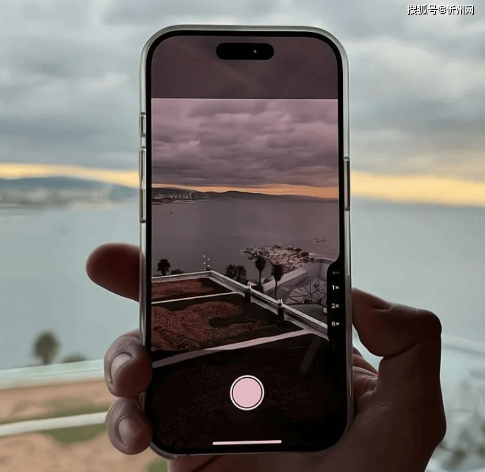 为什么说iPhone 16 Pro Max价格大跳水，对安卓手机是“降维打击”？