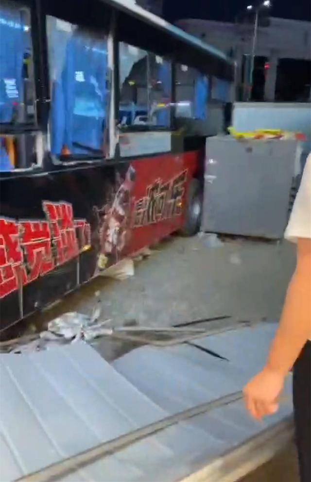 沈阳一公交车失控冲向路边致2死16伤，当地通报：司机避让行人操作不当引发事故
