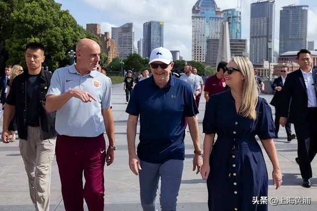 澳大利亚总理抵沪再次漫步外滩，旁边还有上海球迷“老熟人”，你偶遇了吗？