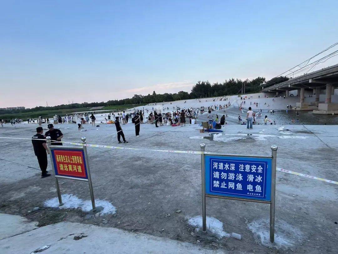 溺水者刚被救护车拉走，保安拉起警戒线，还是拦不住下水的人……
