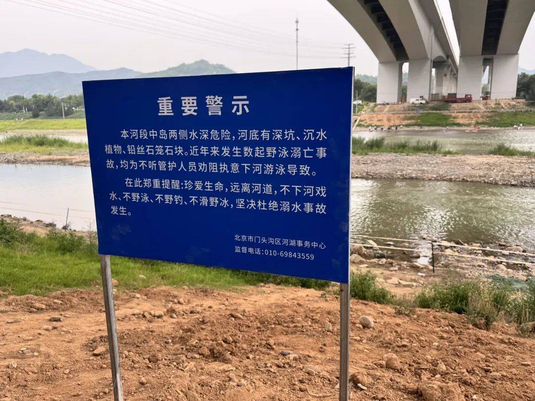 溺水者刚被救护车拉走，保安拉起警戒线，还是拦不住下水的人……