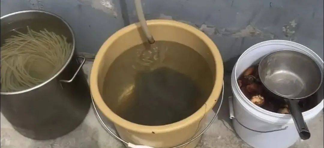 一外卖店用空调冷凝水泡发粉丝，最新通报