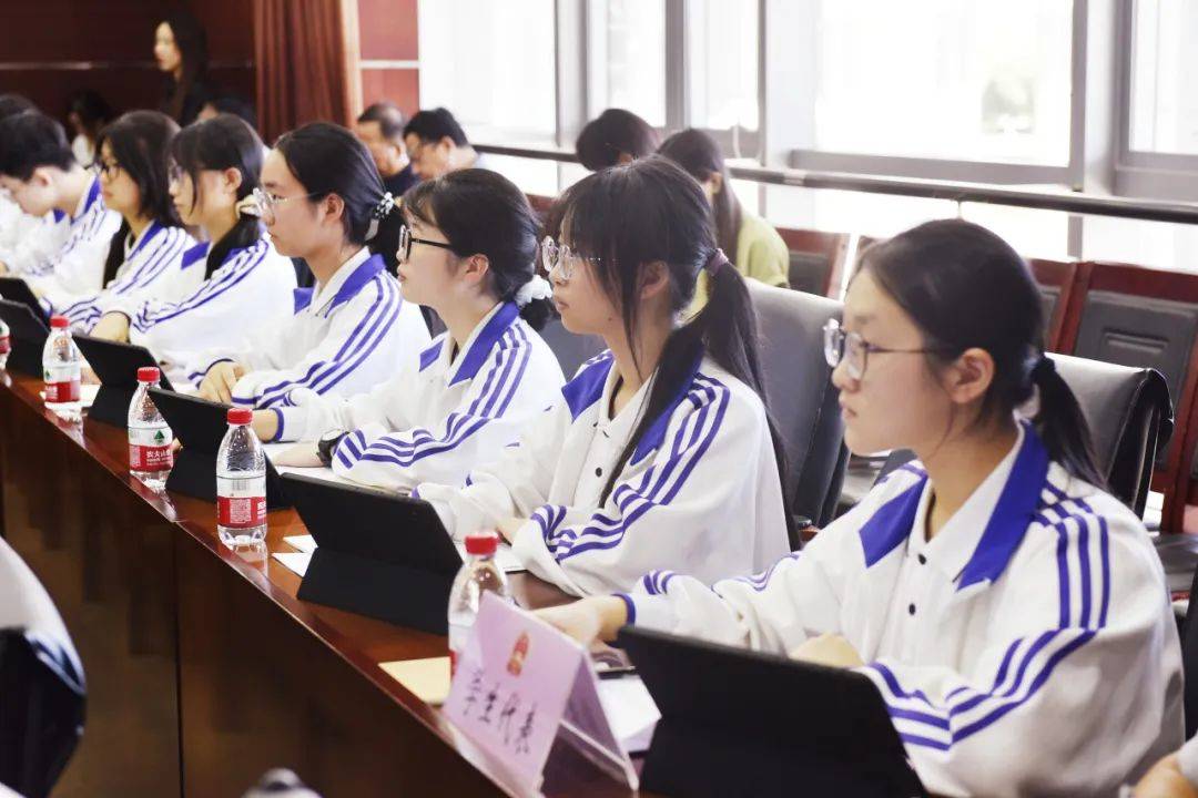 市十七届人大常委会第三十次会议召开