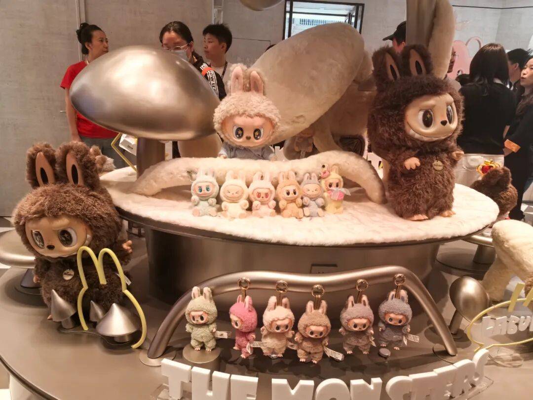 凌晨3点就有人排队｜黑龙江省首家泡泡玛特S级木纹形象店开业