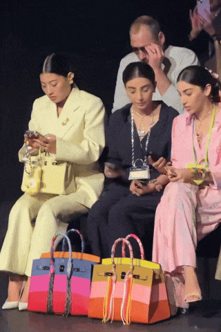 爱马仕当“头饰”，香奈儿挂满身，这对“神秘姐妹”是谁？