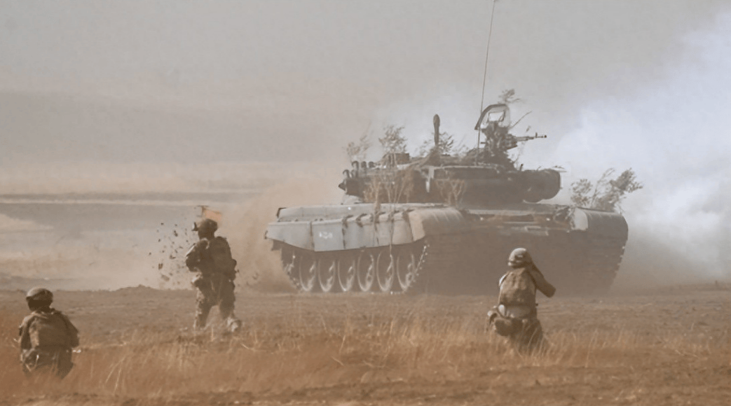 解放军打头阵,10国军队齐聚奔赴伊朗,哈梅内伊终于等到“救星”