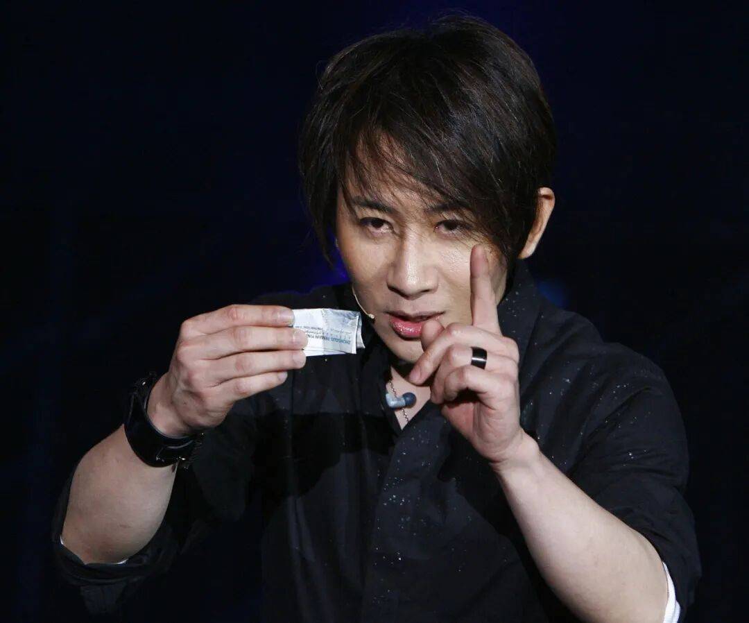 魔术师刘谦抗癌成功后现身,担任上海国际魔术周评委,回应“自带流量为何不开账号”→