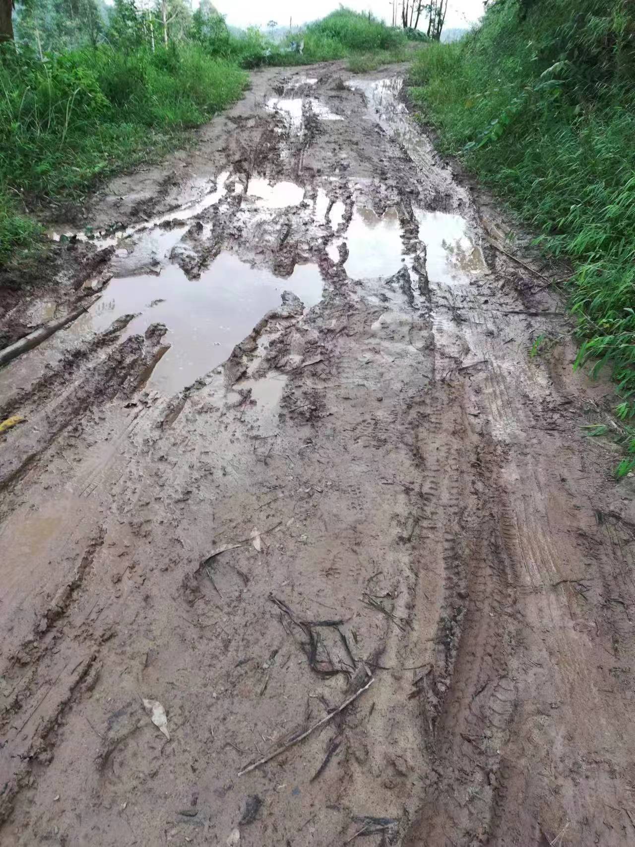 村民众筹30万元欲硬化通村路，10年间10人去世都未等来动工，街道办称尚在争取上级补助资金