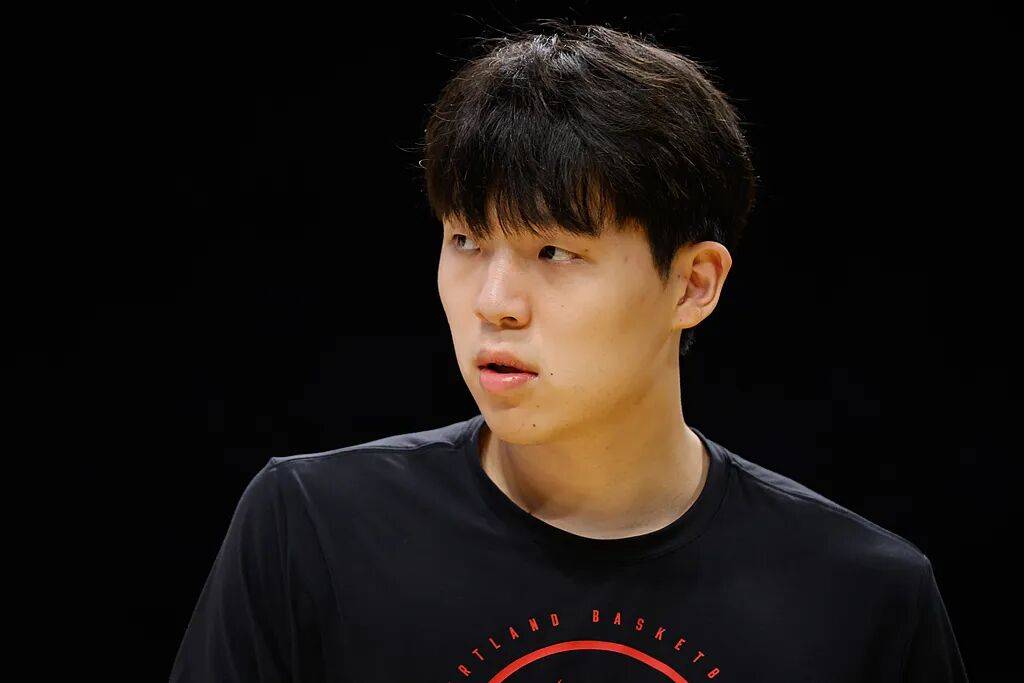 开拓者主帅回应杨瀚森被下放:他是个真正有职业精神的球员;此前已官宣被召回