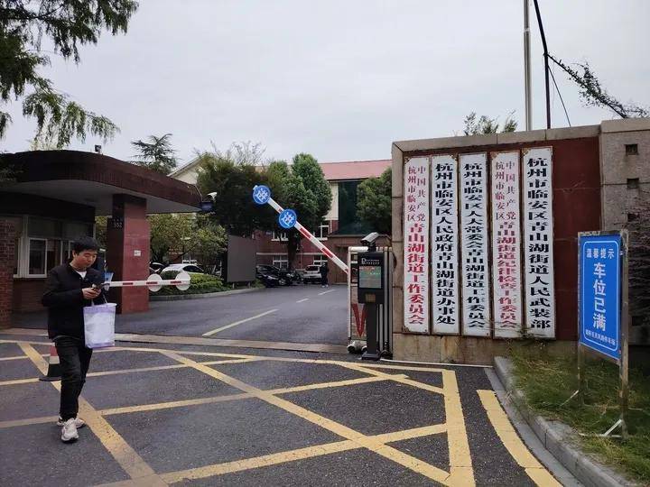 柯基犬主人持酒瓶暴打马犬事件进展：当事人被拘，马犬已脱离危险期