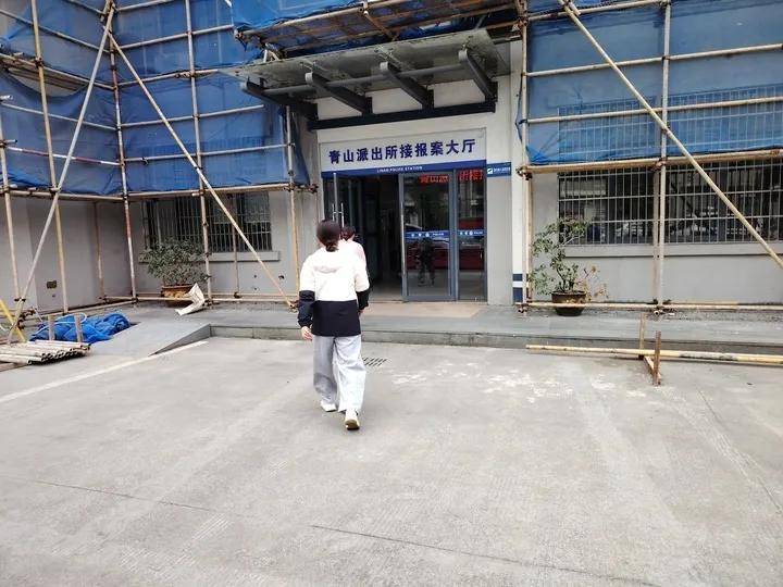 柯基犬主人持酒瓶暴打马犬事件进展：当事人被拘，马犬已脱离危险期