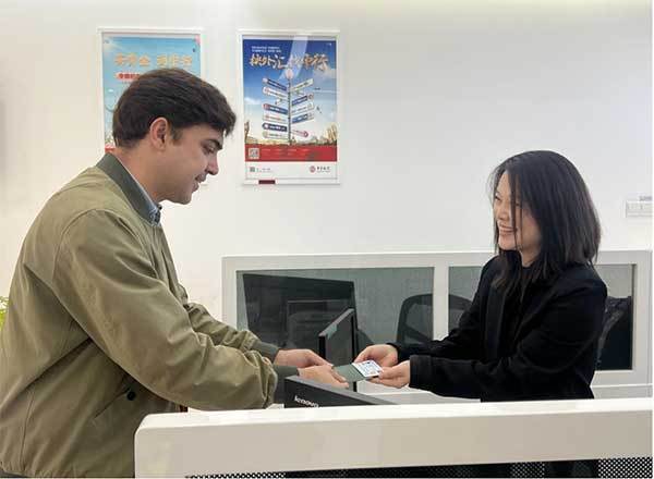 中国银行重庆市分行成功办理重庆首批外籍人才“聚英卡”