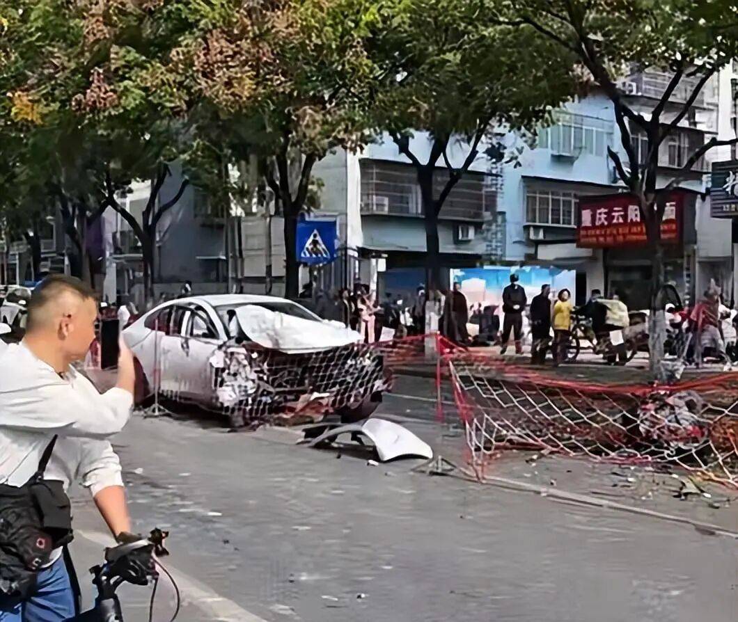 湖北一轿车疑似超速撞倒电箱撞断树,市民:发动机都甩出来了;交警:有人受伤