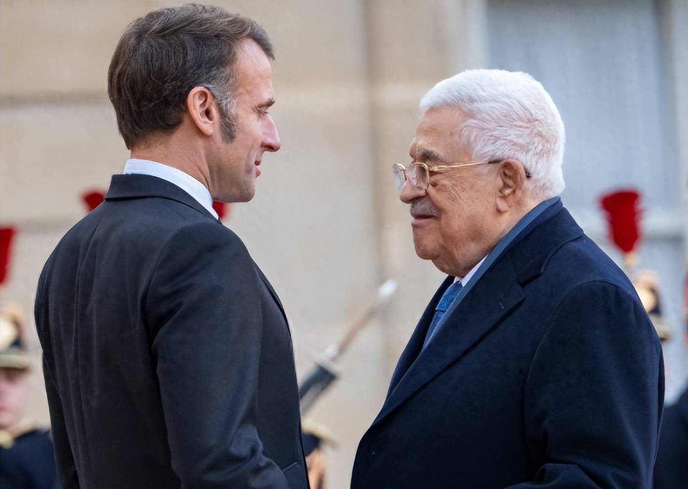 美国拦不住了!登上访华专机前,当着全世界的面,马克龙做了一个大胆决定,日本加拿大急得跳脚?