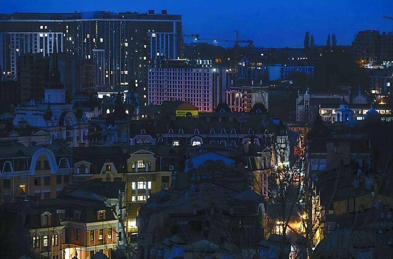 美欧对乌态度分裂！马克龙热情招待卖阵风战机，匈牙利拒援，泽连斯基内忧外患难破局？