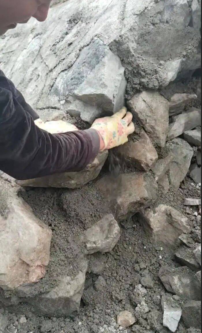 辽宁丹东一高速被指征占村土地后水渠护坡恢复质量差，中铁广州工程局回应