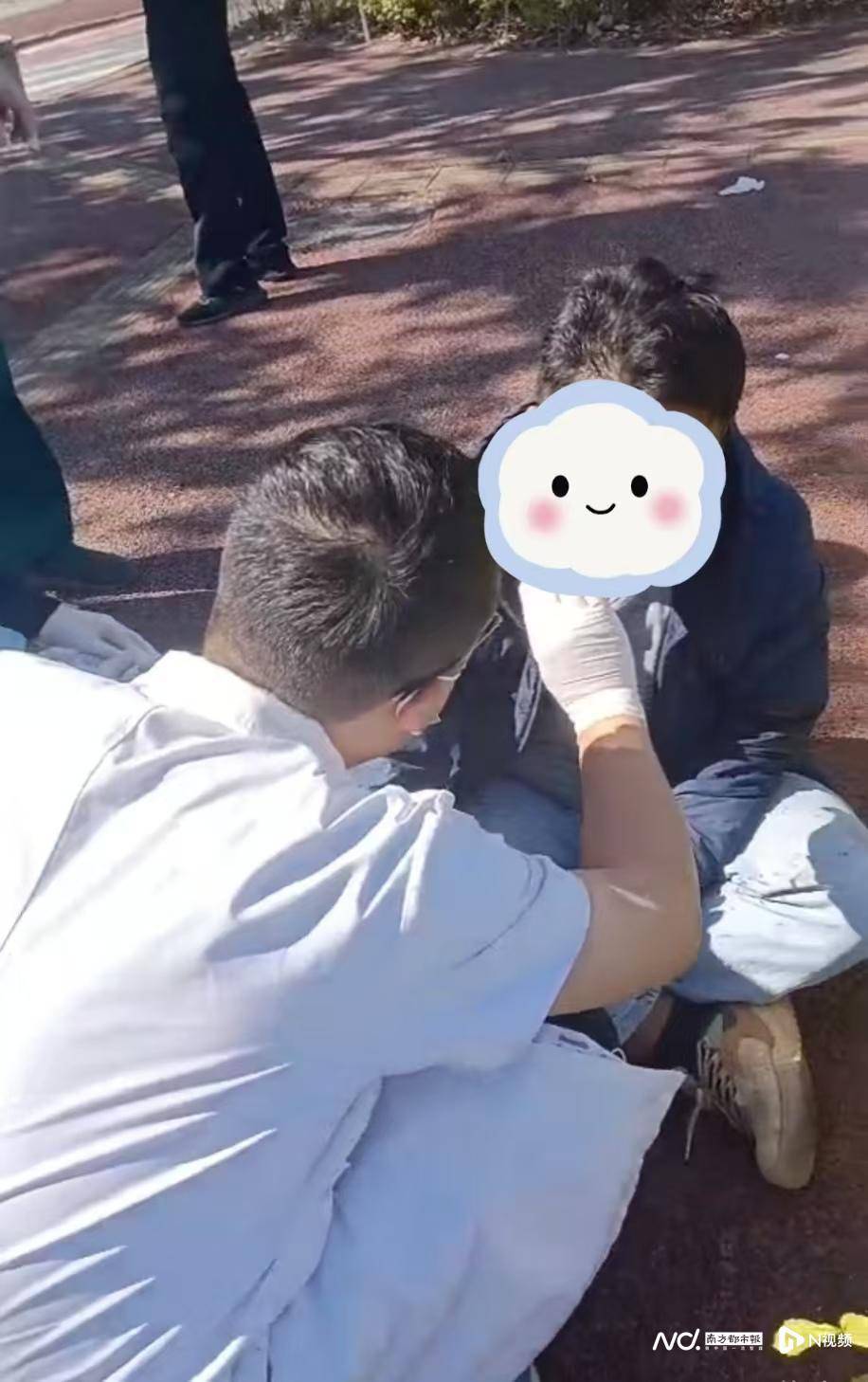 广东惠州一男子摔倒在车流中，退役军人毫不犹豫冲上前去