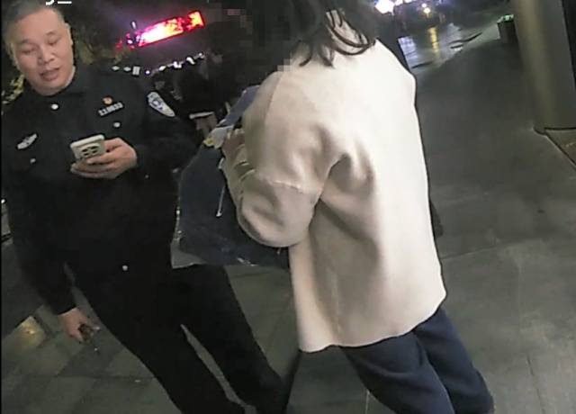 机智！快递在家门口被偷，她用一招抓到了人还拿回了东西