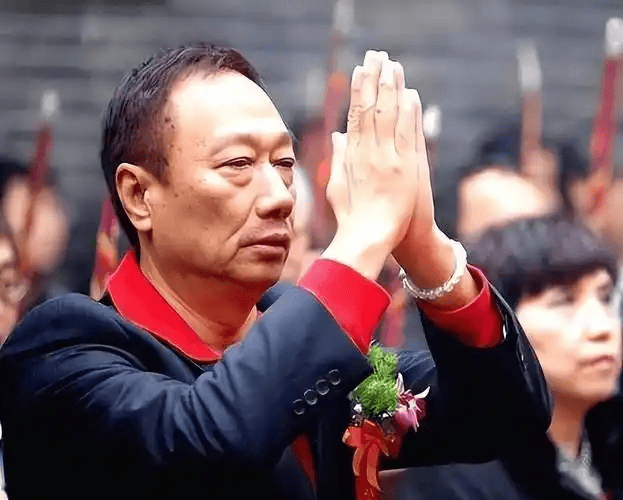 郭台铭终于想通了！千亿投资打水漂后放弃“美国梦”，带46台光刻机回国求合作