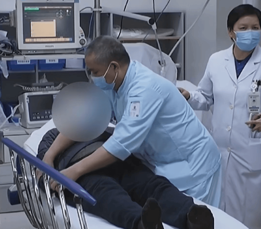 事发上海地铁！86岁老伯在扶梯上头朝下晕倒，工作人员提醒“不要移动”，医生：做得对