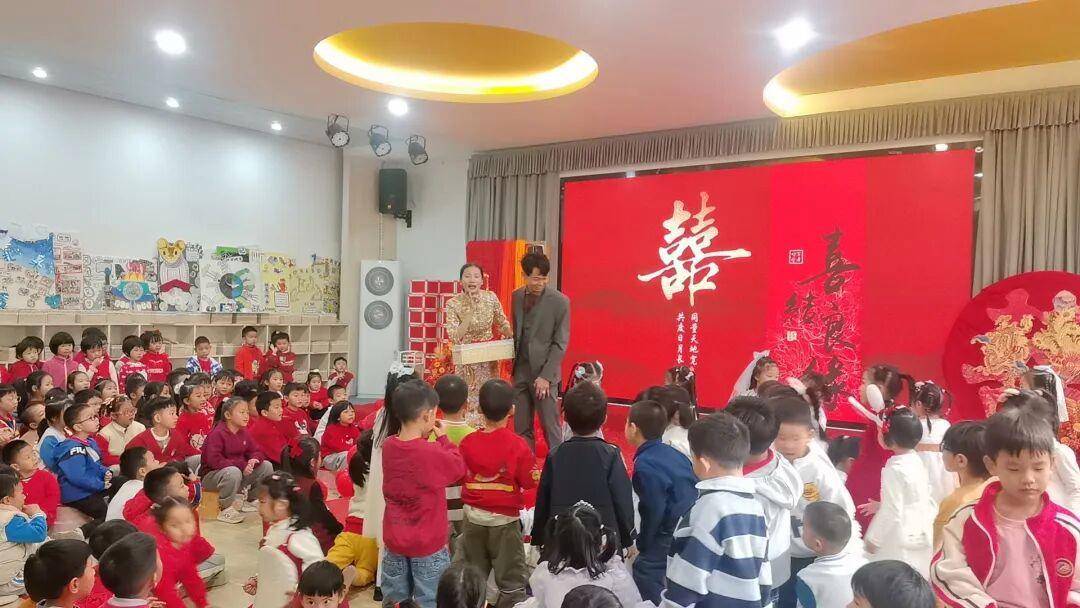 广东一老师在幼儿园内办婚礼，全园孩子都来迎亲吃席