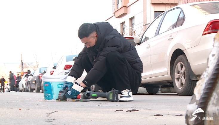 善举点燃冬天里的一把火！潍坊帅小伙拔掉颗颗小钉 播撒浓浓“大爱”