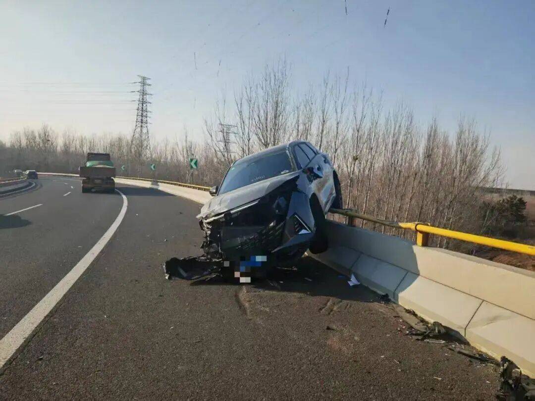 惊险！青岛一高速枢纽，一辆车以157km/h过弯道，旋转两圈差点“飞”到桥下！
