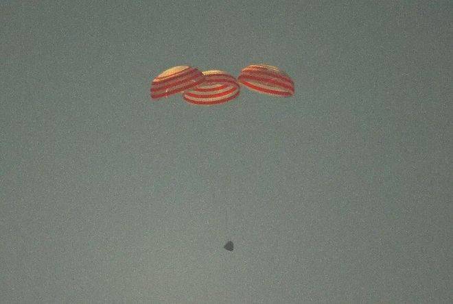 载人登月火箭，海上软着陆成功！不是美国的SpaceX，是中国的长征十号