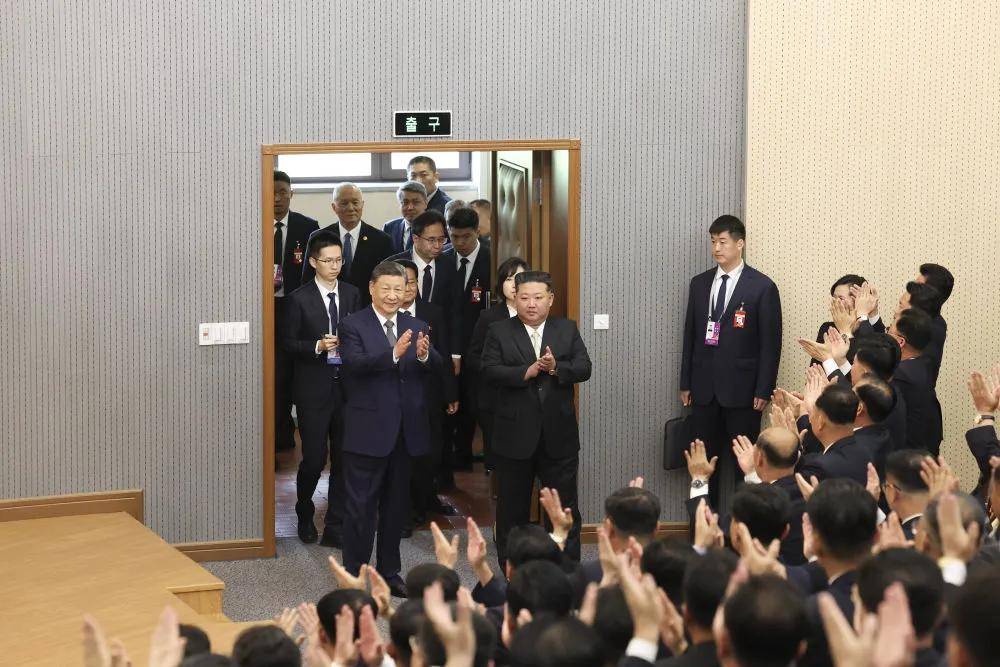 图讯丨习近平和彭丽媛参谒中朝友谊塔