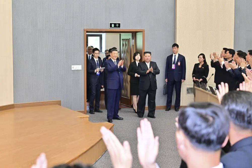 图讯丨习近平和彭丽媛参谒中朝友谊塔