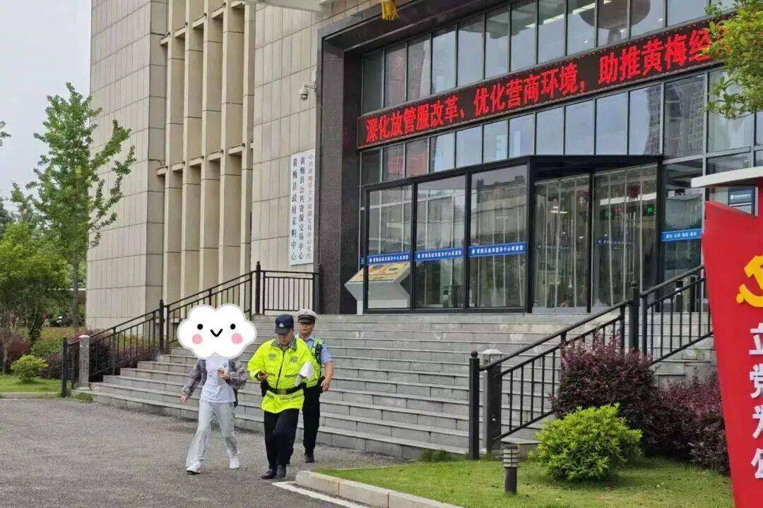 一考生身份证掉进厕所被冲走，哭着求助！民警出手，仅用18分钟