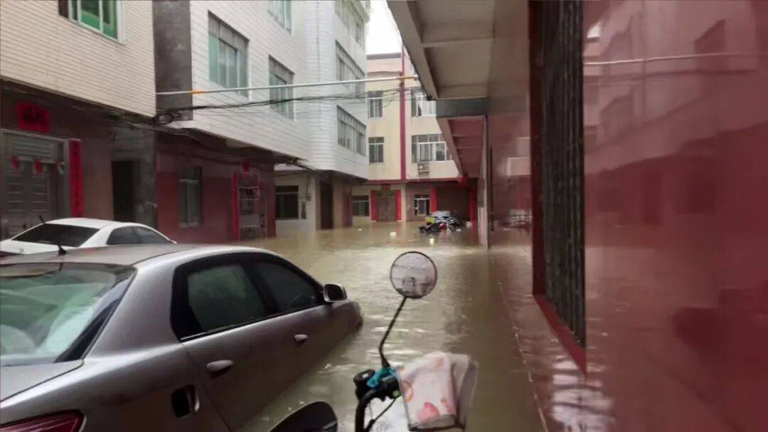桂平平南凌晨暴雨到大暴雨！22个乡镇超100毫米！未来三天强降雨叠加，贵港辖区暴雨灾害风险高！