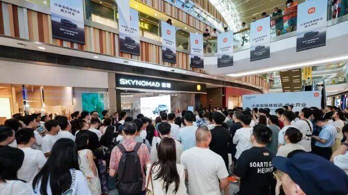热搜第一！雷军深夜发文，武汉有小米门店被围满了