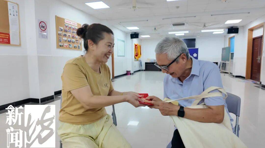 28.4元菜钱“逼”急七旬爷叔，上海阿姨一个举动让他彻夜难眠！背后故事更暖