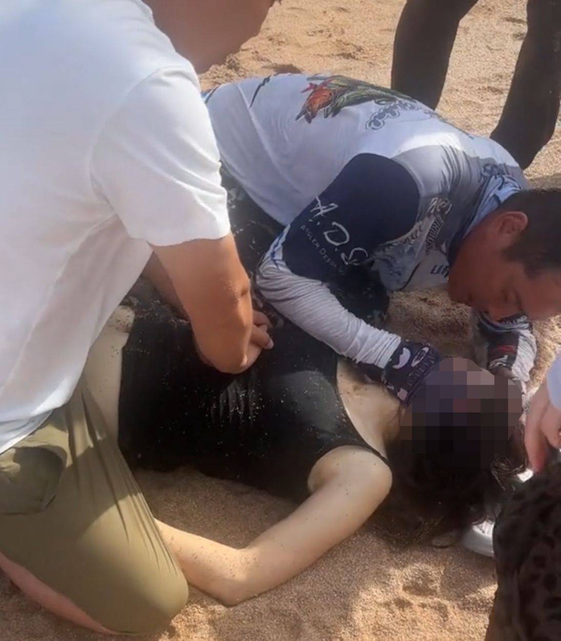 山东一对母女被海浪卷走获救，救人者：海浪很大，母女俩被救上后吐出的水里全是沙子